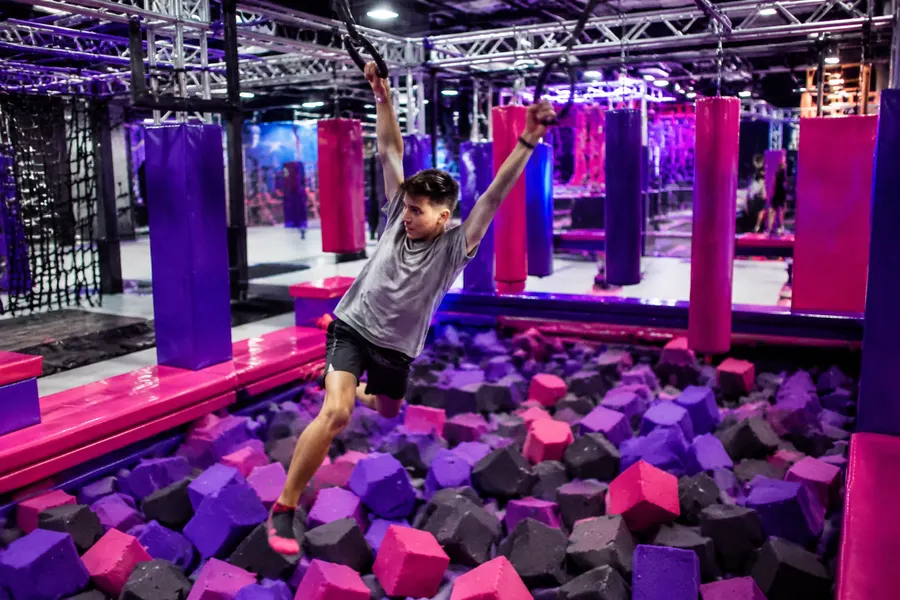 Circuito de anillas y foam pit del ninja park